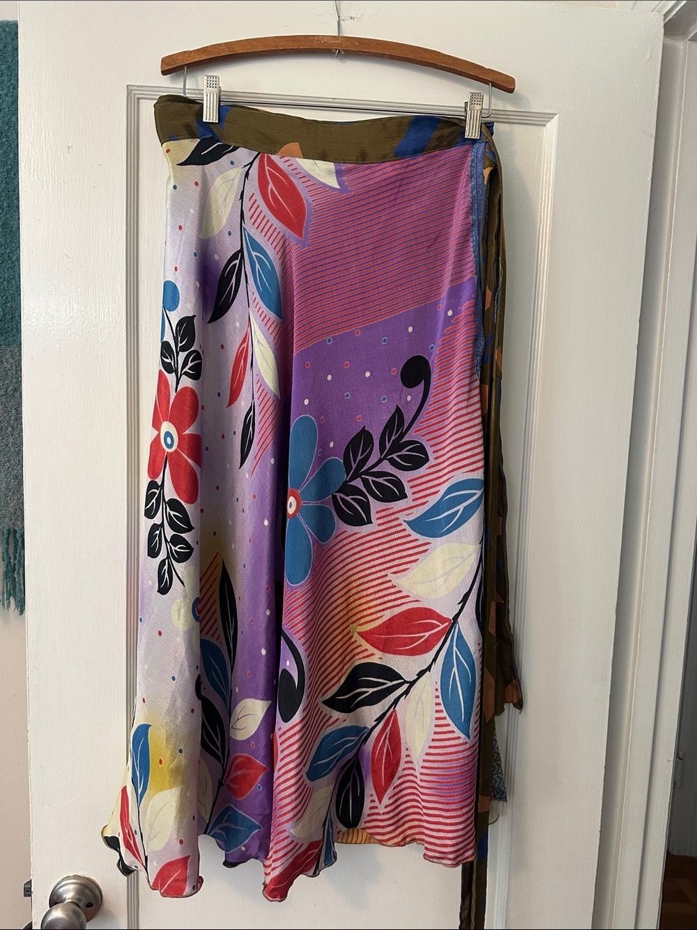 Reversible Wrap Skirt with Multicolor Abstract Print - Picture 3 of 6